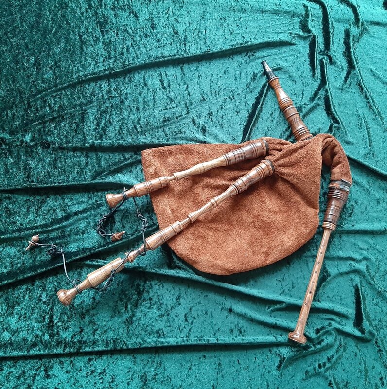 Hümmelchen w. 2 drones, with brown bag